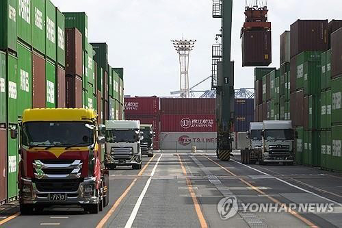 일본 도쿄에 적재된 컨테이너. EPA 연합뉴스